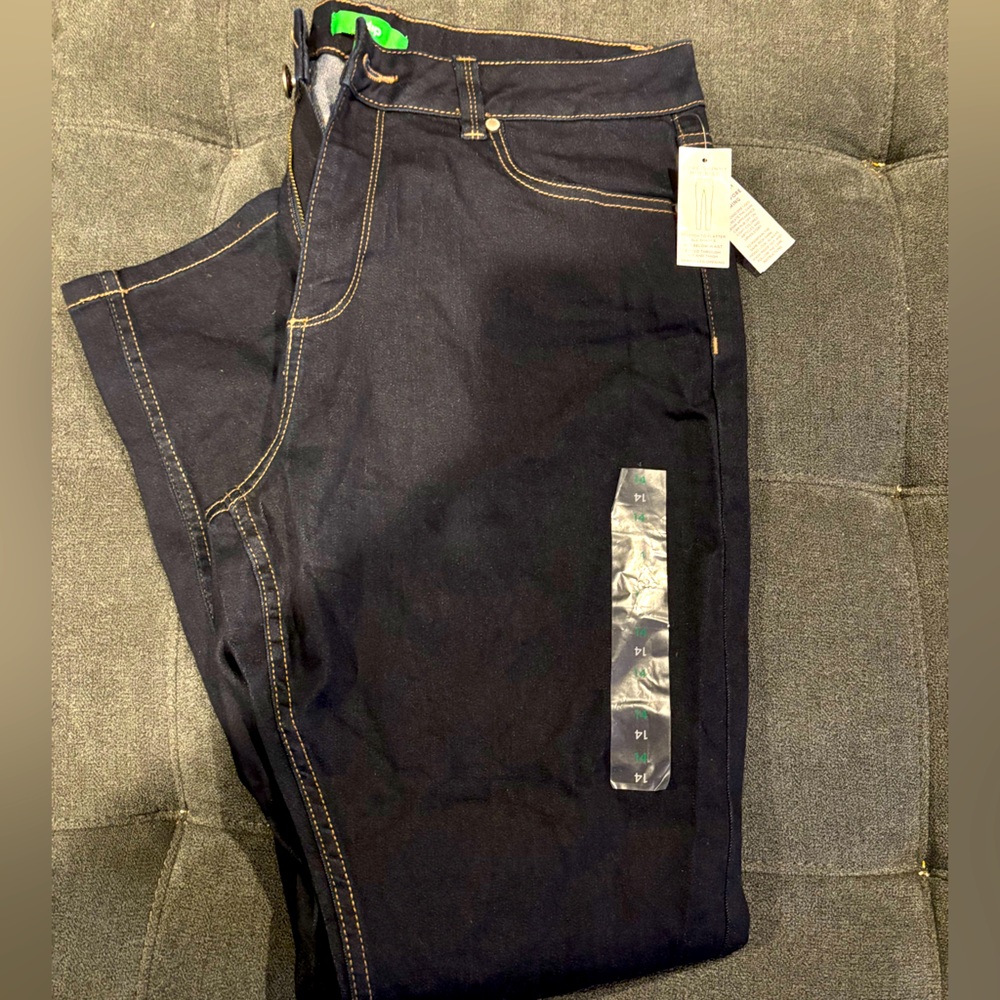 Brand new women’s skinny, mid rise. Jeans, dark rinse.